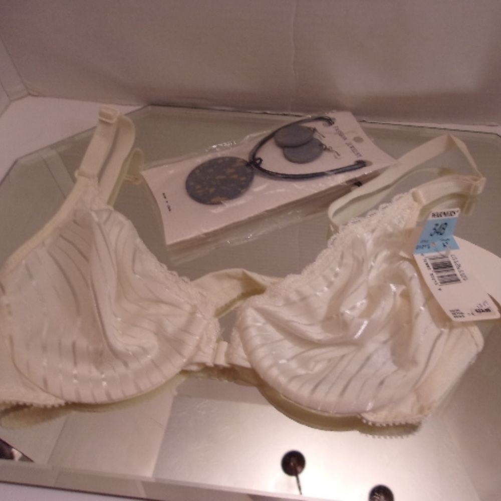 34B NWTS BRA AND NECKLACE SET 45$